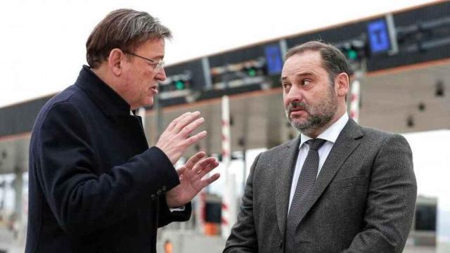 Ximo Puig y Ábalos conversan el día de la liberalización de la AP-7.