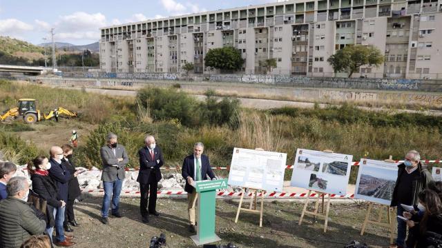 Bendodo visita junto al alcalde, Francisco de la Torre, las obras iniciadas en el cauce del río Guadalmedina.