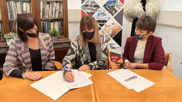 Mar González y Elvira Carrera, directoras de MAM, y Marta Pérez de Bioparc firman el acuerdo.