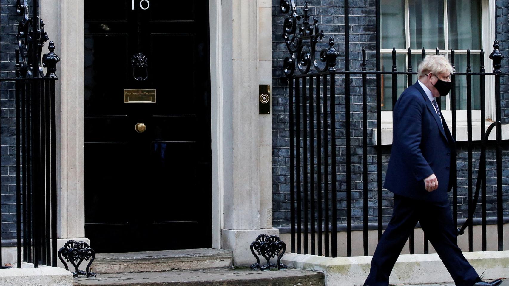 Johnson saliendo de Downing Street.