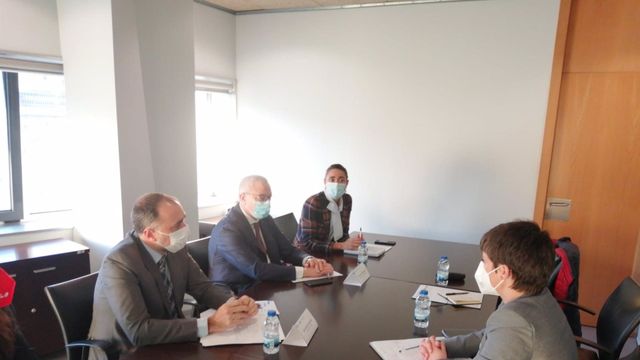 Reunión de la alcaldesa de O Rosal, Ánxela Fernández, con el conselleiro de Sanidade, Julio García Comesaña, y el gerente del área sanitaria de Vigo, Javier Puente.