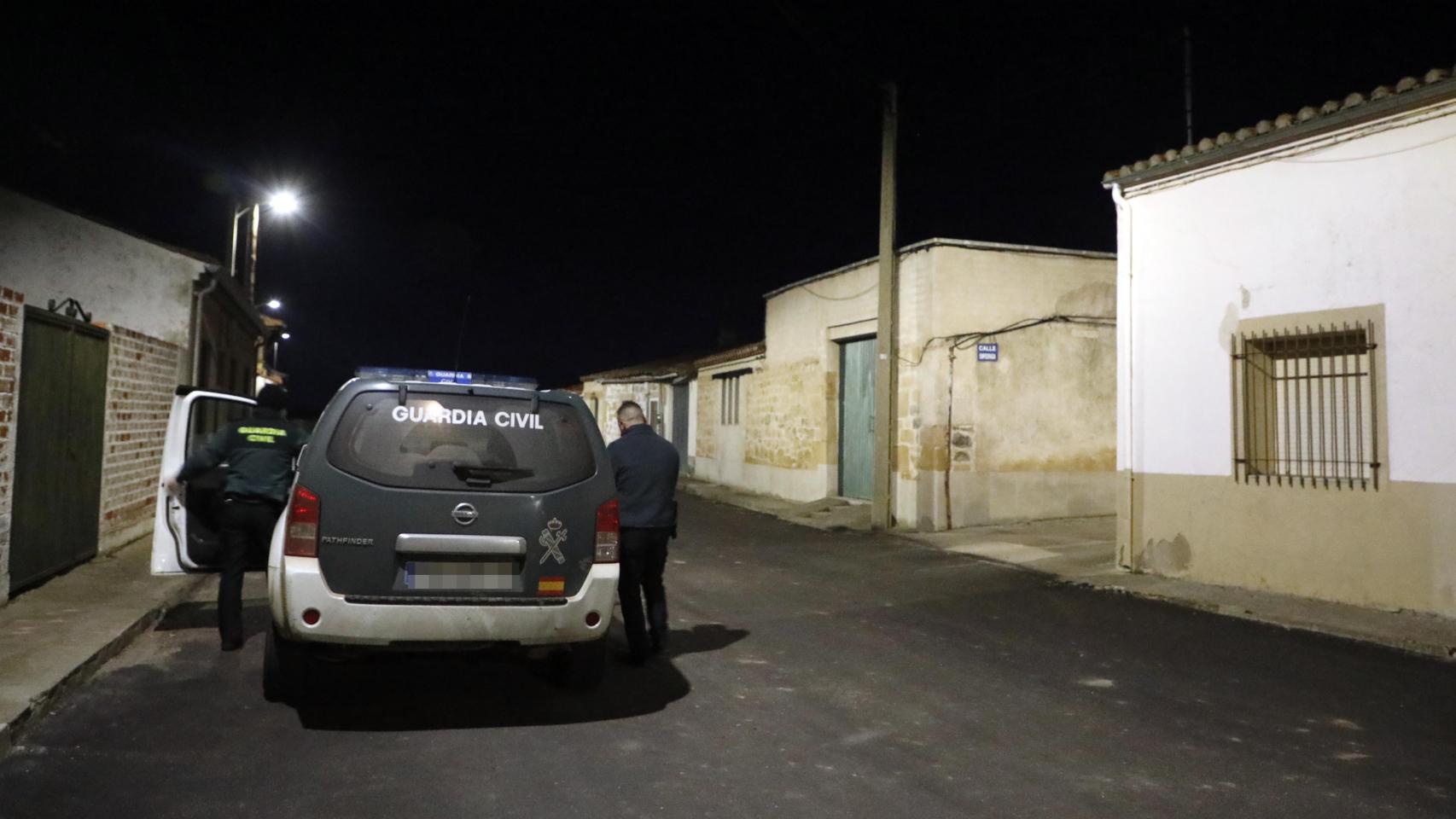 David Arranz / ICAL . En la localidad salmantina de Arcediano, una mujer convive durante semanas con el cadáver de su hermana gemela. En la imagen la guardia civil en la calle de la vivienda