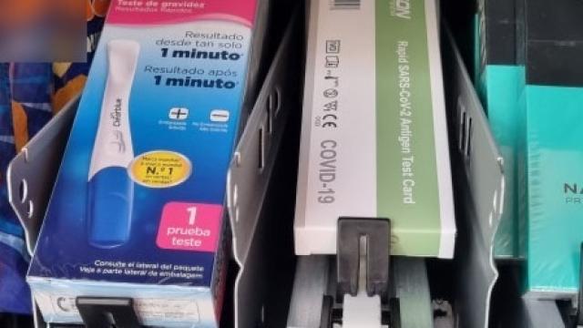 Los test puestos a la venta en una máquina expendedora de Albacete.