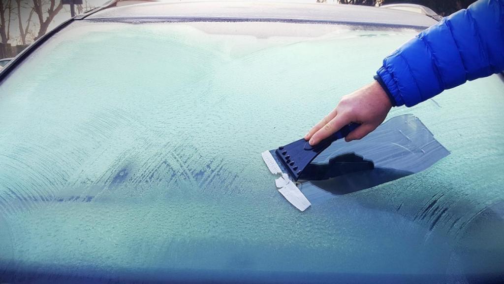La luna de un coche completamente helada