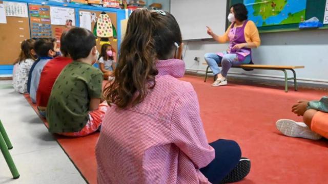 Imagen de niños en edad infantil durante una clase en un aula de León