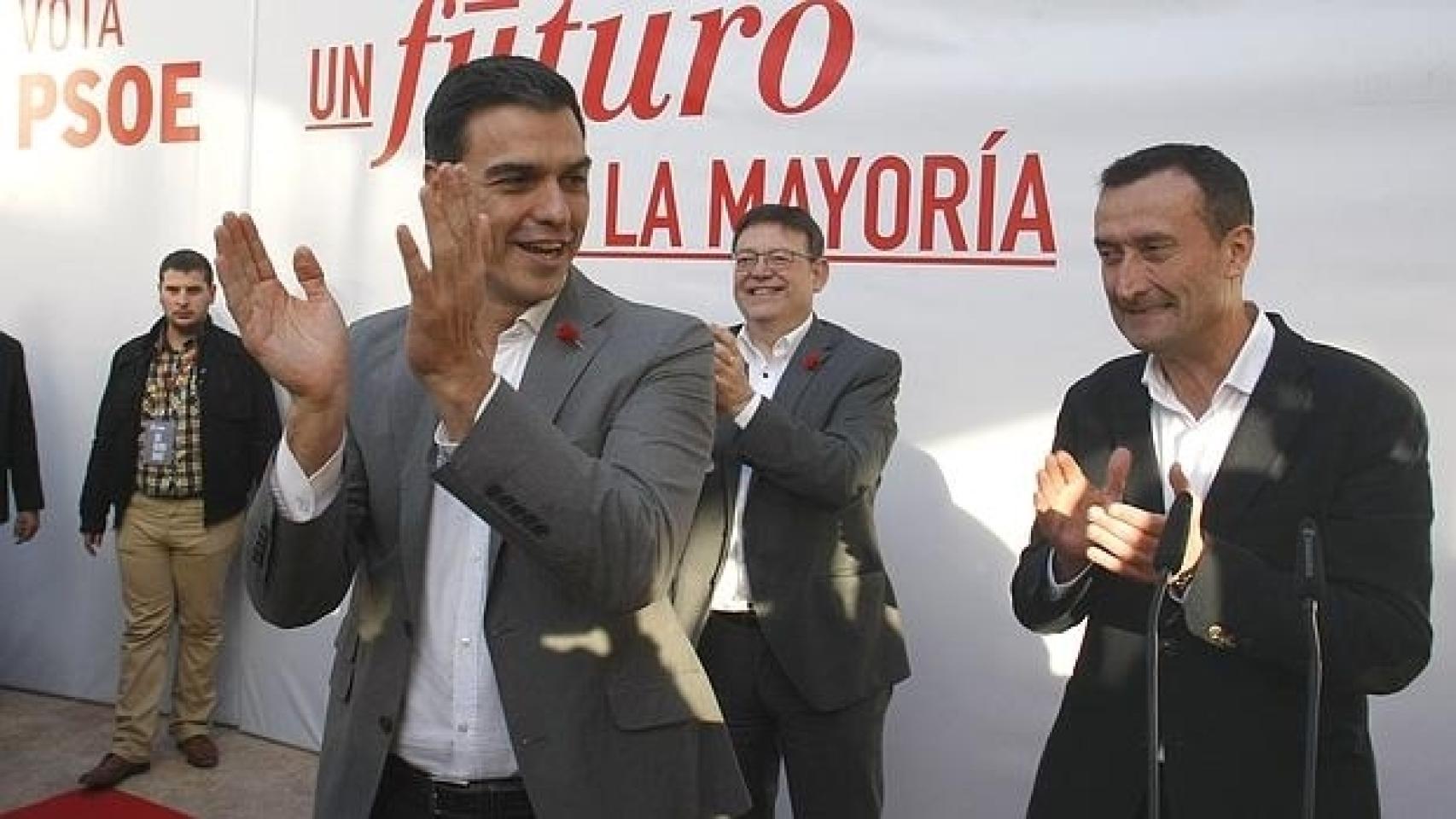 El presidente del Gobierno, Pedro Sánchez, junto al alcalde socialista de Elche, Carlos González, y Ximo Puig, en imagen de archivo.