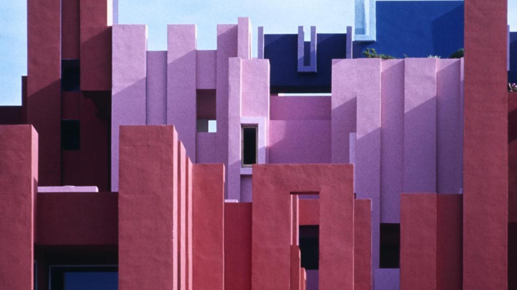 La Muralla Roja de Calpe es una de los proyectos más famosos que creó Ricardo Bofill.