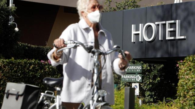 Una turista frente a un hotel en Benidorm, la semana pasada.