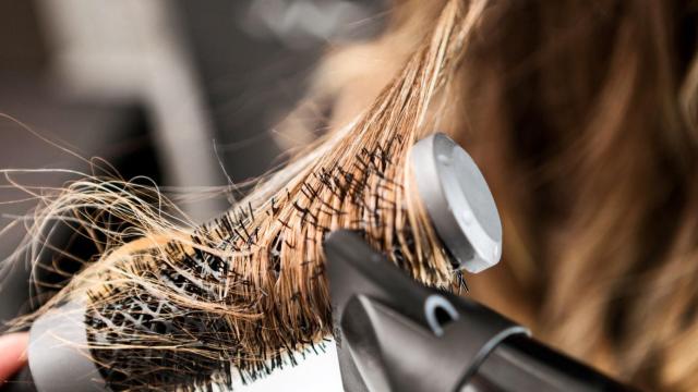 Una chica se seca el pelo.