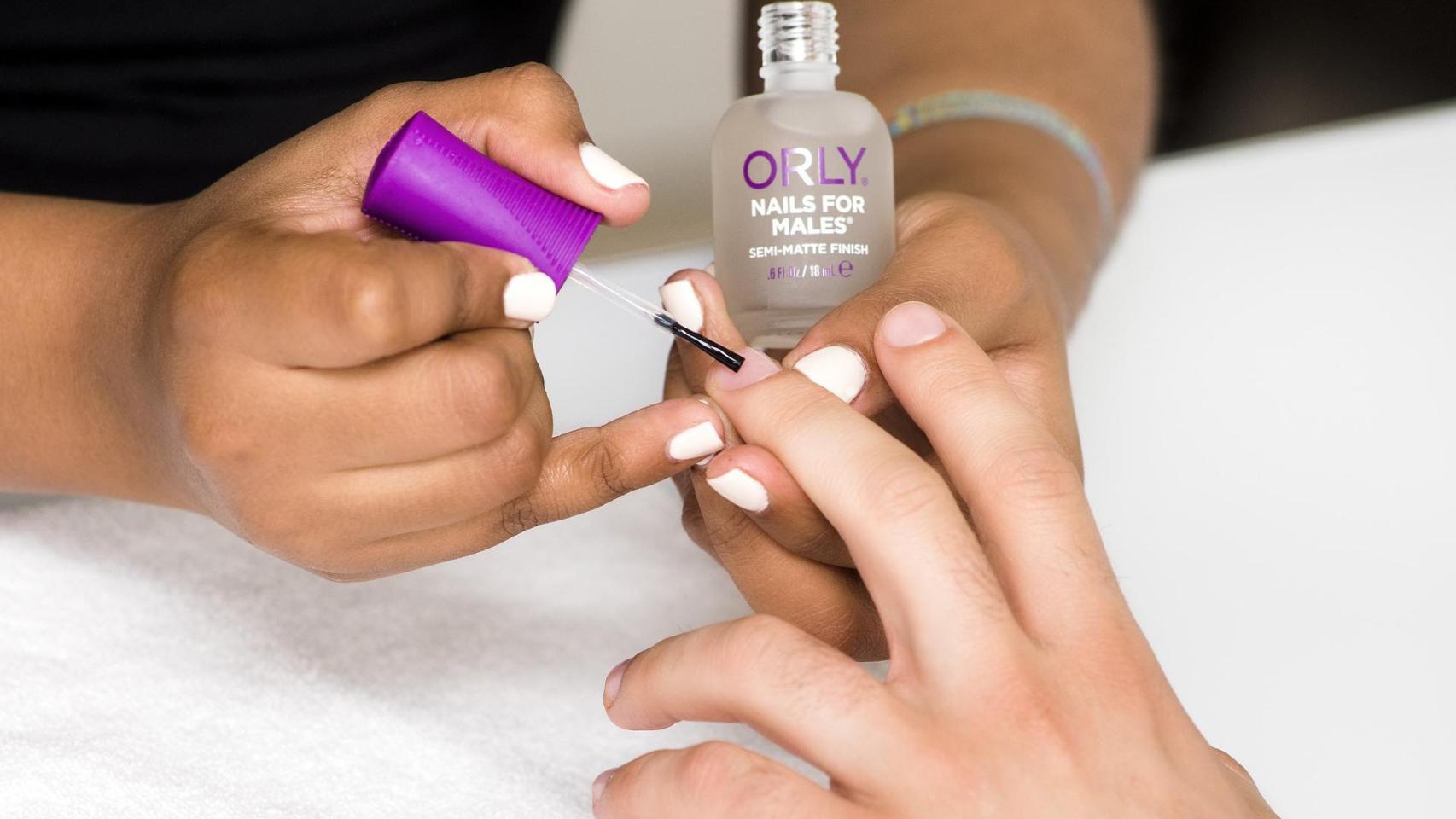 Cada vez son más los hombres que se realizan la manicura.