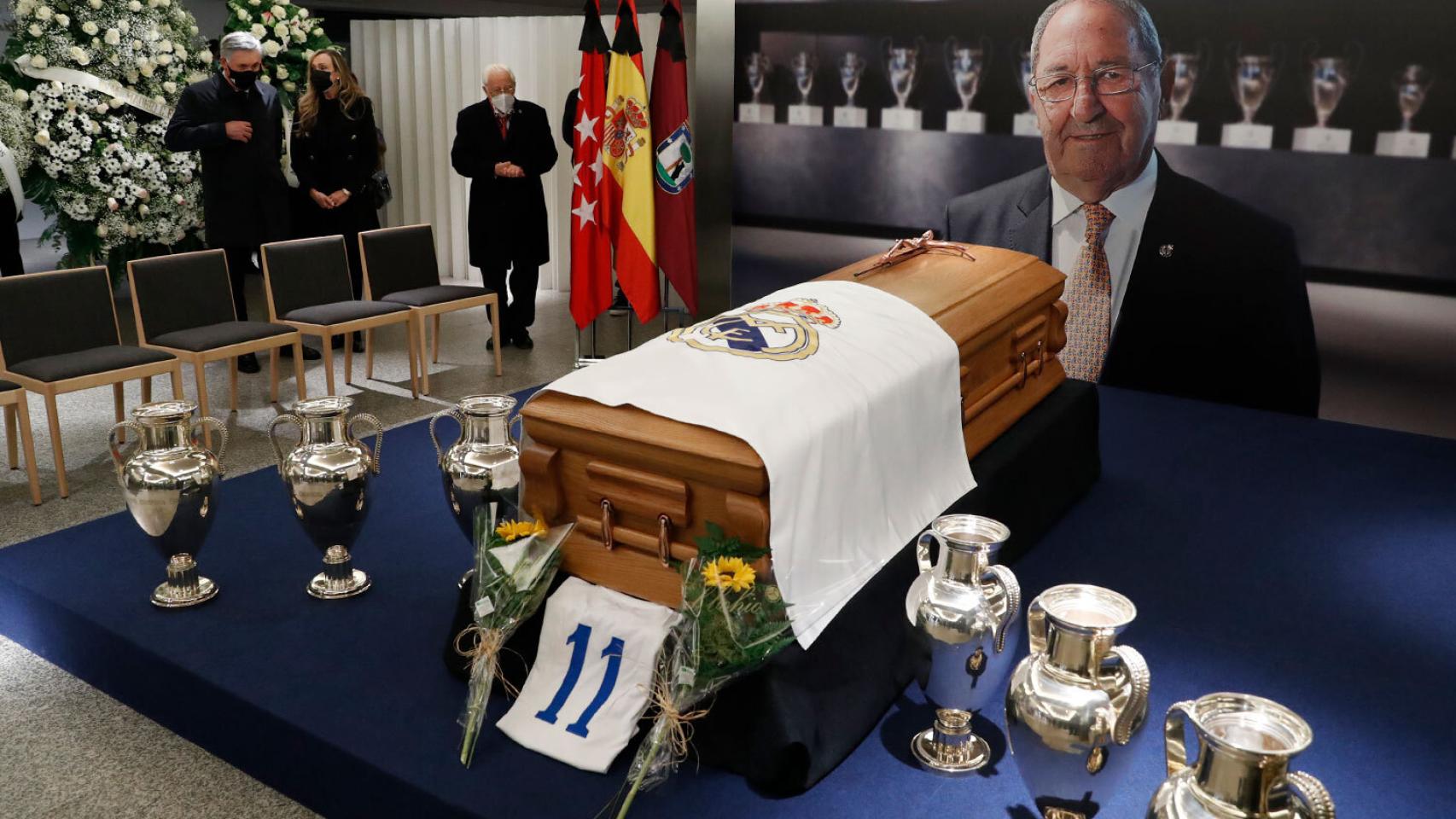 Coronas de flores enviadas por diferentes organismos por el fallecimiento de Paco Gento