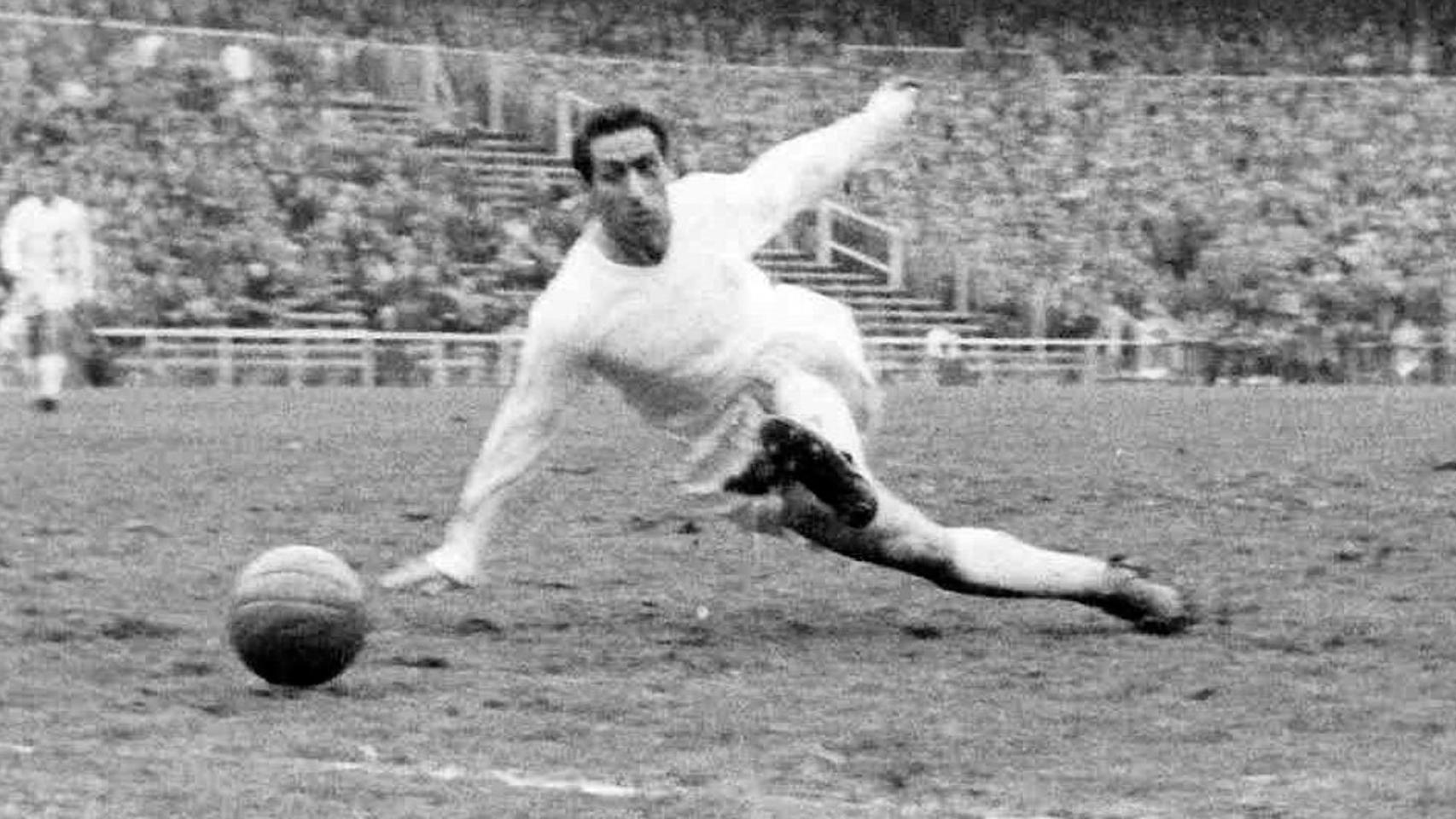 Paco Gento, durante un partido con el Real Madrid