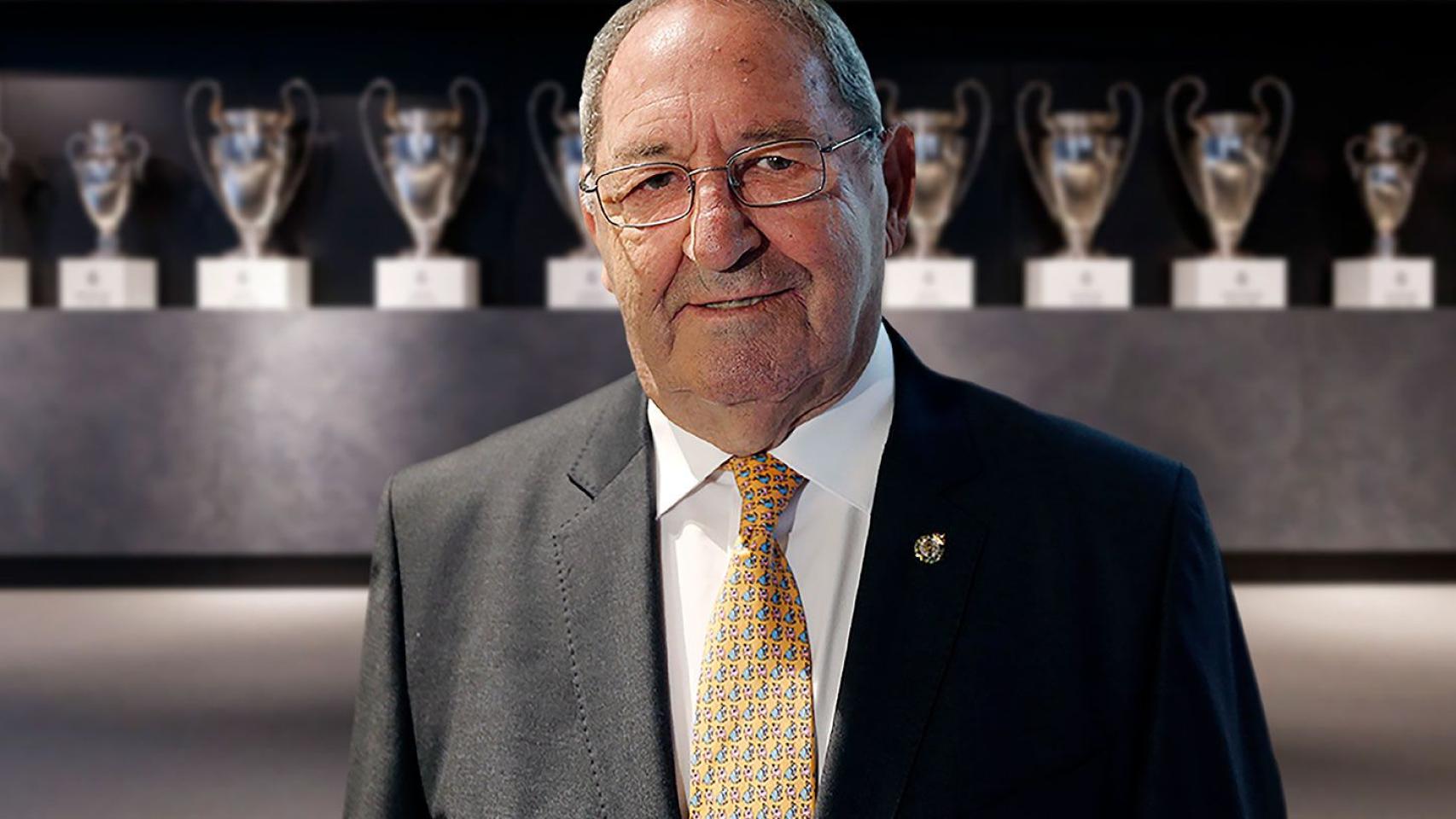 Paco Gento con las vitrinas del Santiago Bernabéu de fondo (1)