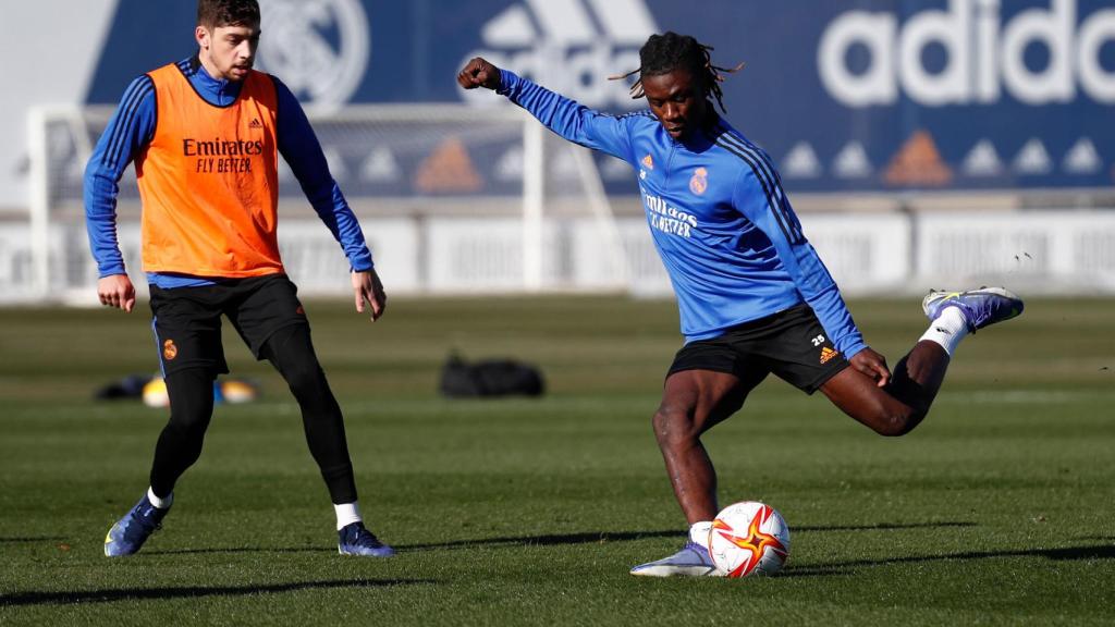 Fede Valverde observa a Eduardo Camavinga.