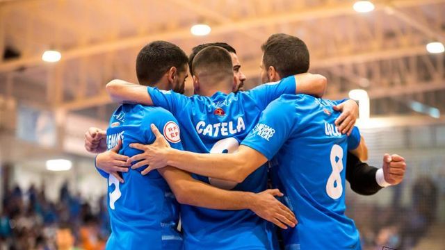 Catela y Chino celebran un gol del Viña Albali Valdepeñas.
