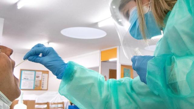 Una enfermera hace una PCR.
