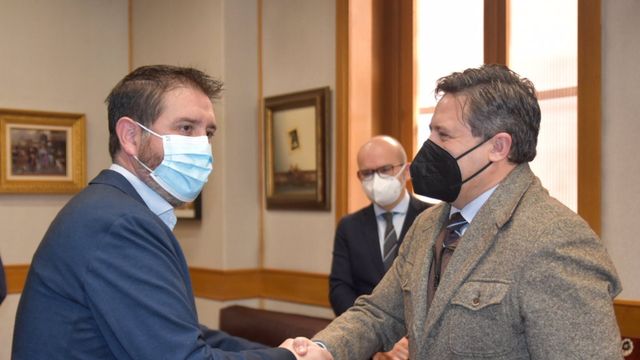 El presidente de la Diputación de Albacete firma una cuerdo con los farmaceúticos de la provincia. Foto: Diputación de Albacete