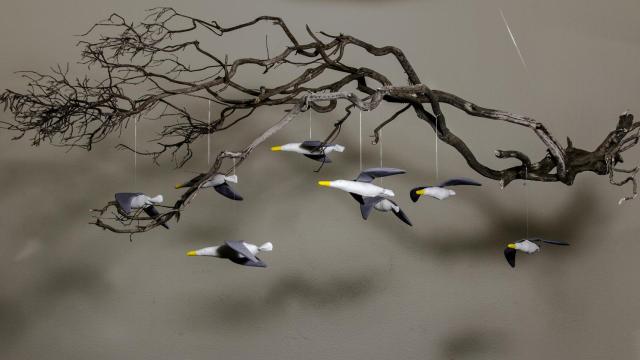 Uno de los móviles con gaviotas de El taller muy secreto.