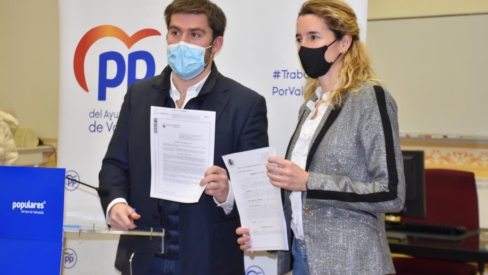 Francisco Blanco e Irene Núñez con la sentencia del Juzgado de lo Contenciso-Administrativo