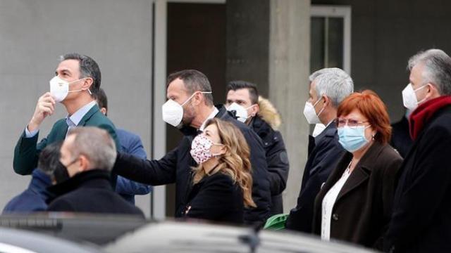 Pedro Sánchez , a su salida del edificio que ha visitado y antes de volver al coche oficial.