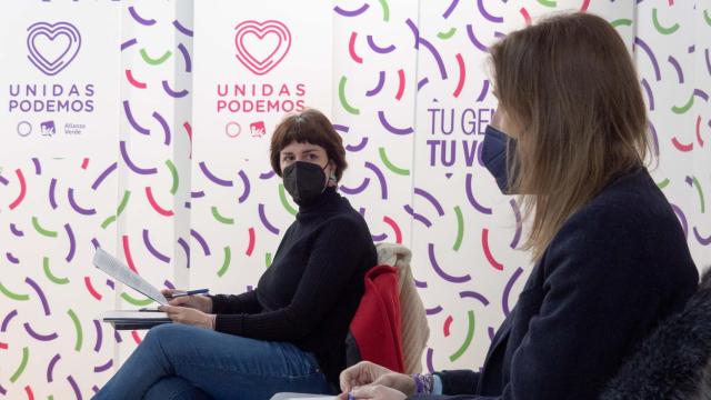 Pablo Fernández y María Sánchez durante la reunión con la Plataforma de Afectados