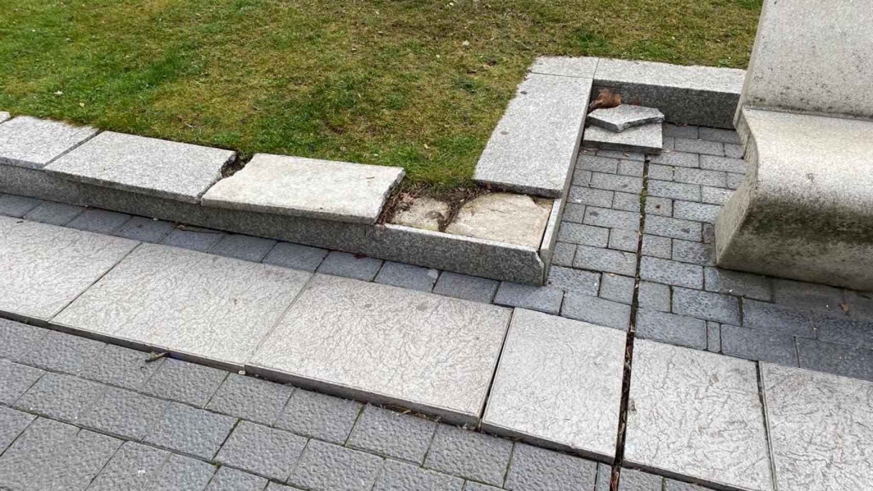 Adoquines levantados en la plaza de La Marina