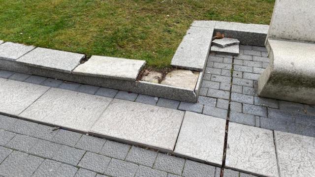 Adoquines levantados en la plaza de La Marina