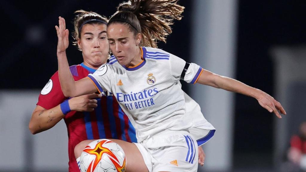 Control acrobático de Maite Oroz ante la presión de Patri Guijarro, en la Supercopa de España 2022