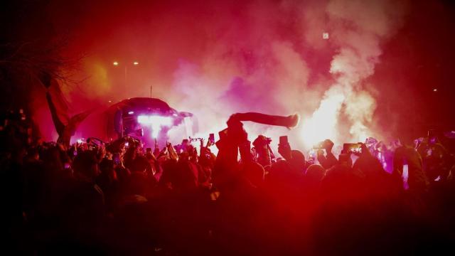 Bengalas en la llegada de los autobuses al Reale Arena