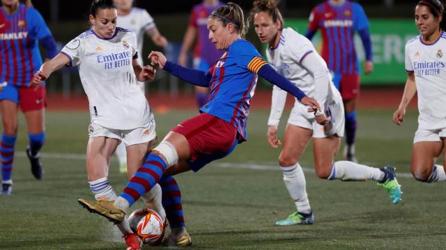 Babett Peter y Alexia Putellas, disputando el balón