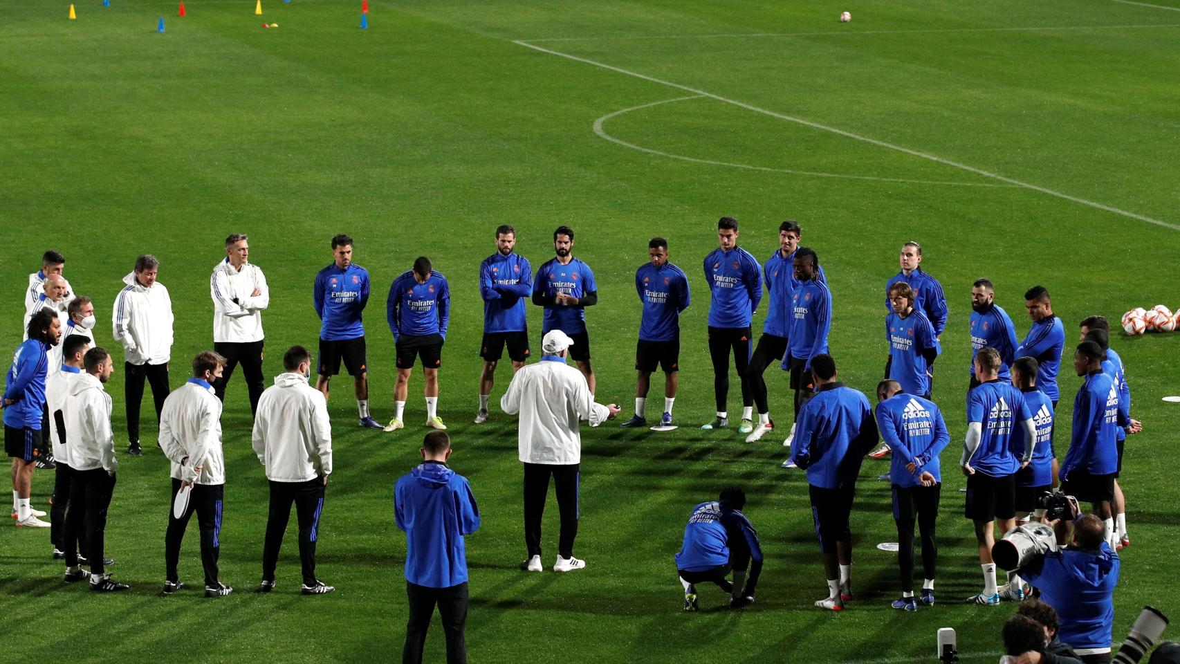 Carlo Ancelotti, durante una charla con sus jugadores del Real Madrid.