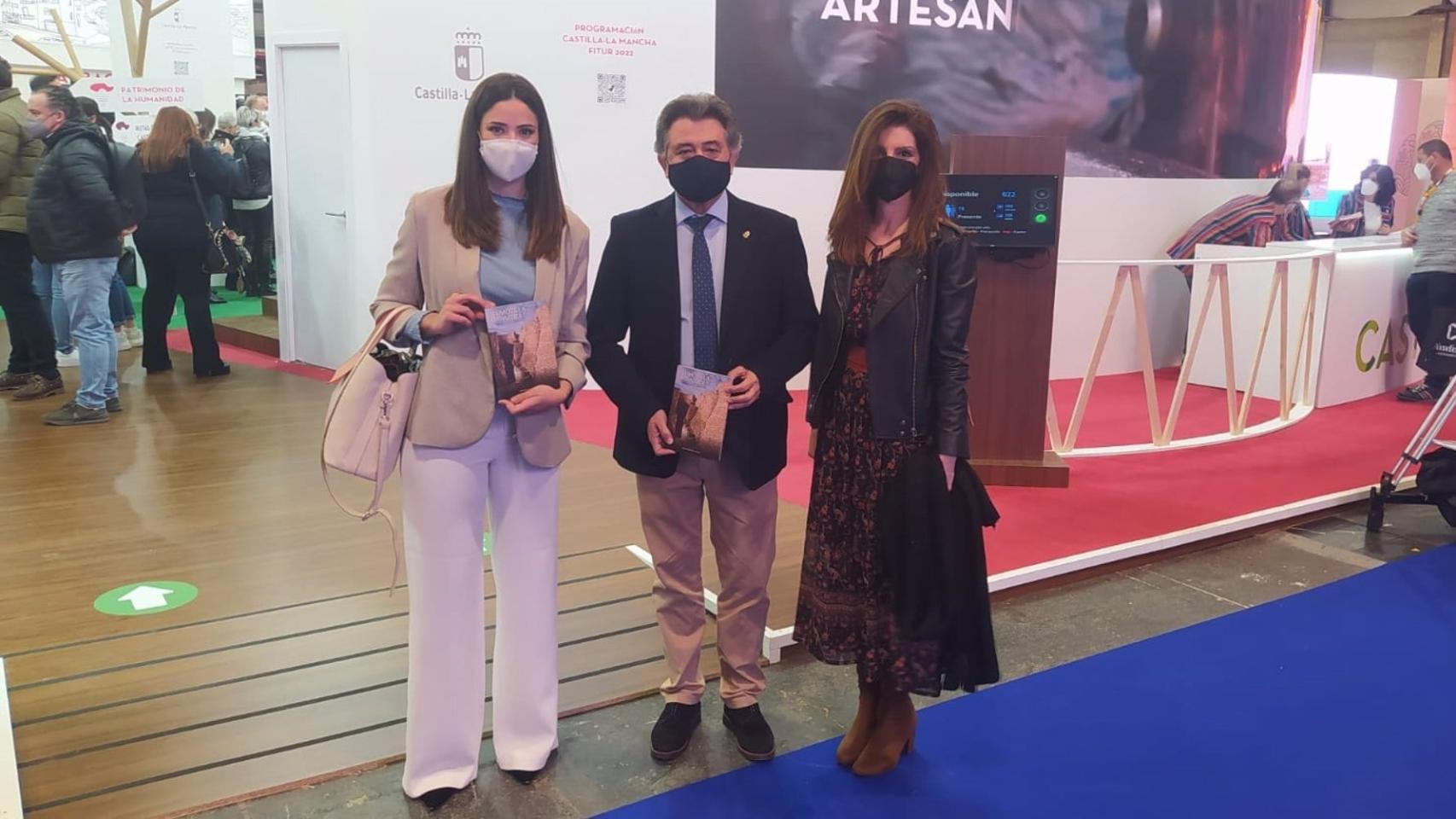 El alcalde de Daimiel, Leopoldo Sierra, y la concejal de Turismo, Lourdes Rodríguez de Guzmán en Fitur. Foto: Ayuntamiento de Daimiel
