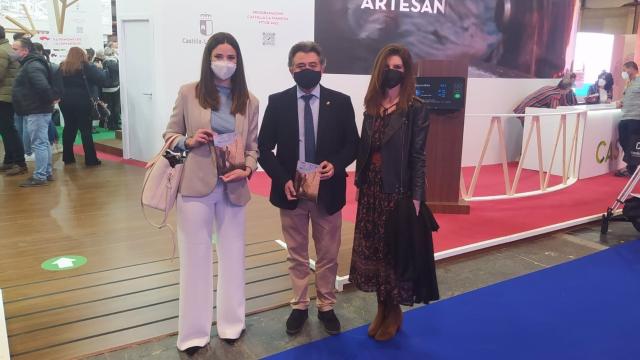 El alcalde de Daimiel, Leopoldo Sierra, y la concejal de Turismo, Lourdes Rodríguez de Guzmán en Fitur. Foto: Ayuntamiento de Daimiel