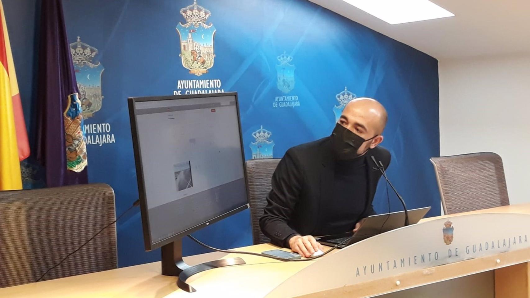 El concejal de Gestión Energética en el Ayuntamiento de Guadalajara, Israel Marco, en rueda de prensa