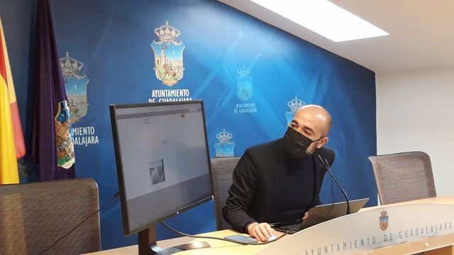 El concejal de Gestión Energética en el Ayuntamiento de Guadalajara, Israel Marco, en rueda de prensa