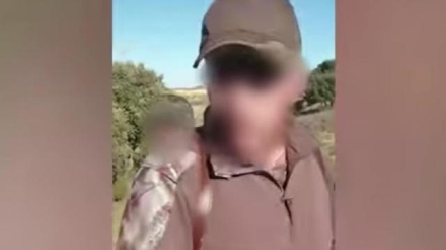 Una imagen difuminada del cazador que presuntamente protagonizó la brutal agresión.