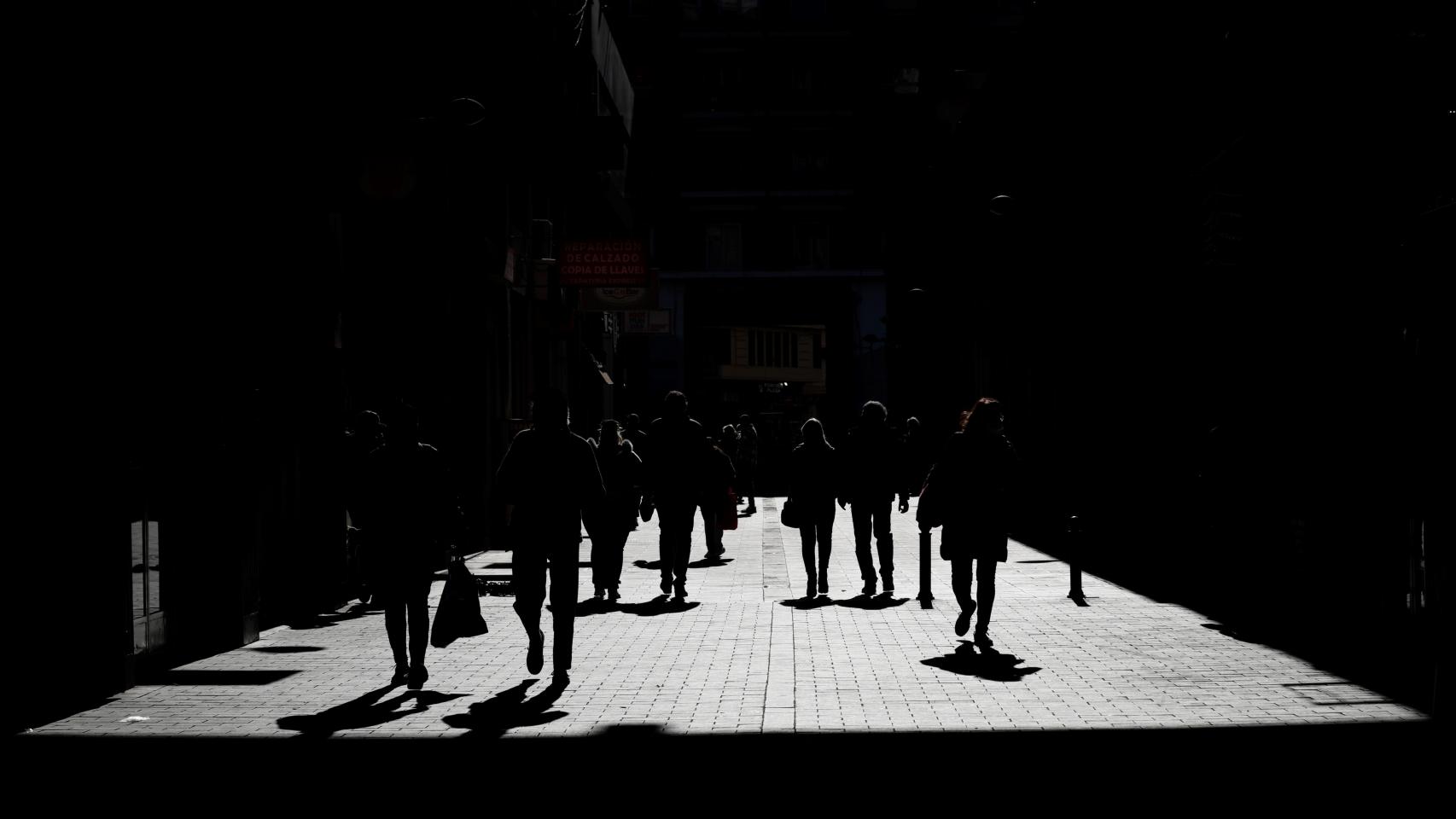 Ciudadanos pasean por Valencia.
