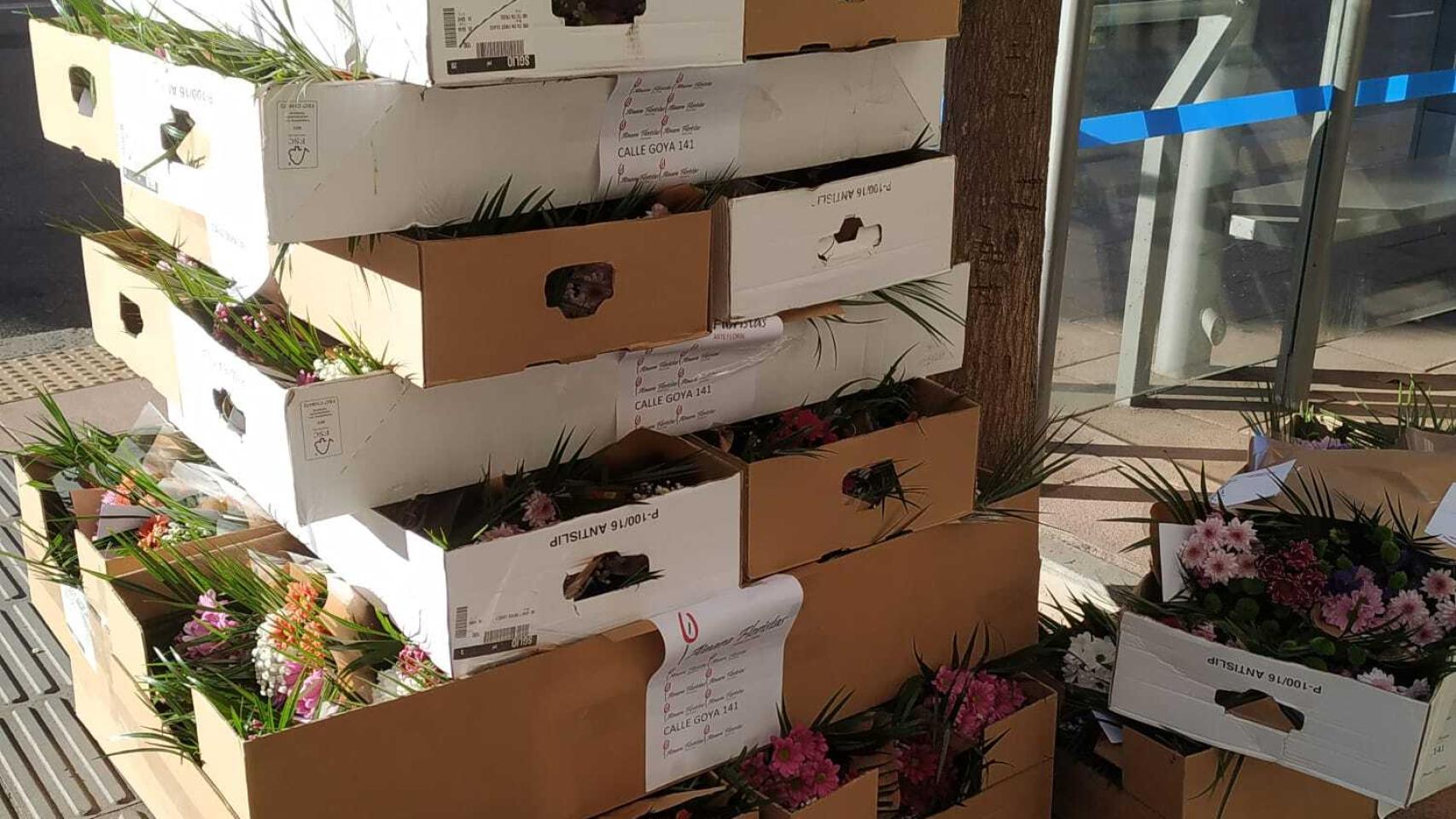 Centenares de ramos de flores a las puertas del Ministerio de Educación.