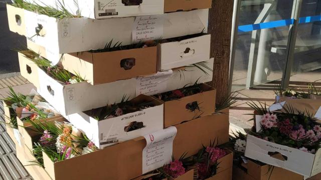 Centenares de ramos de flores a las puertas del Ministerio de Educación.