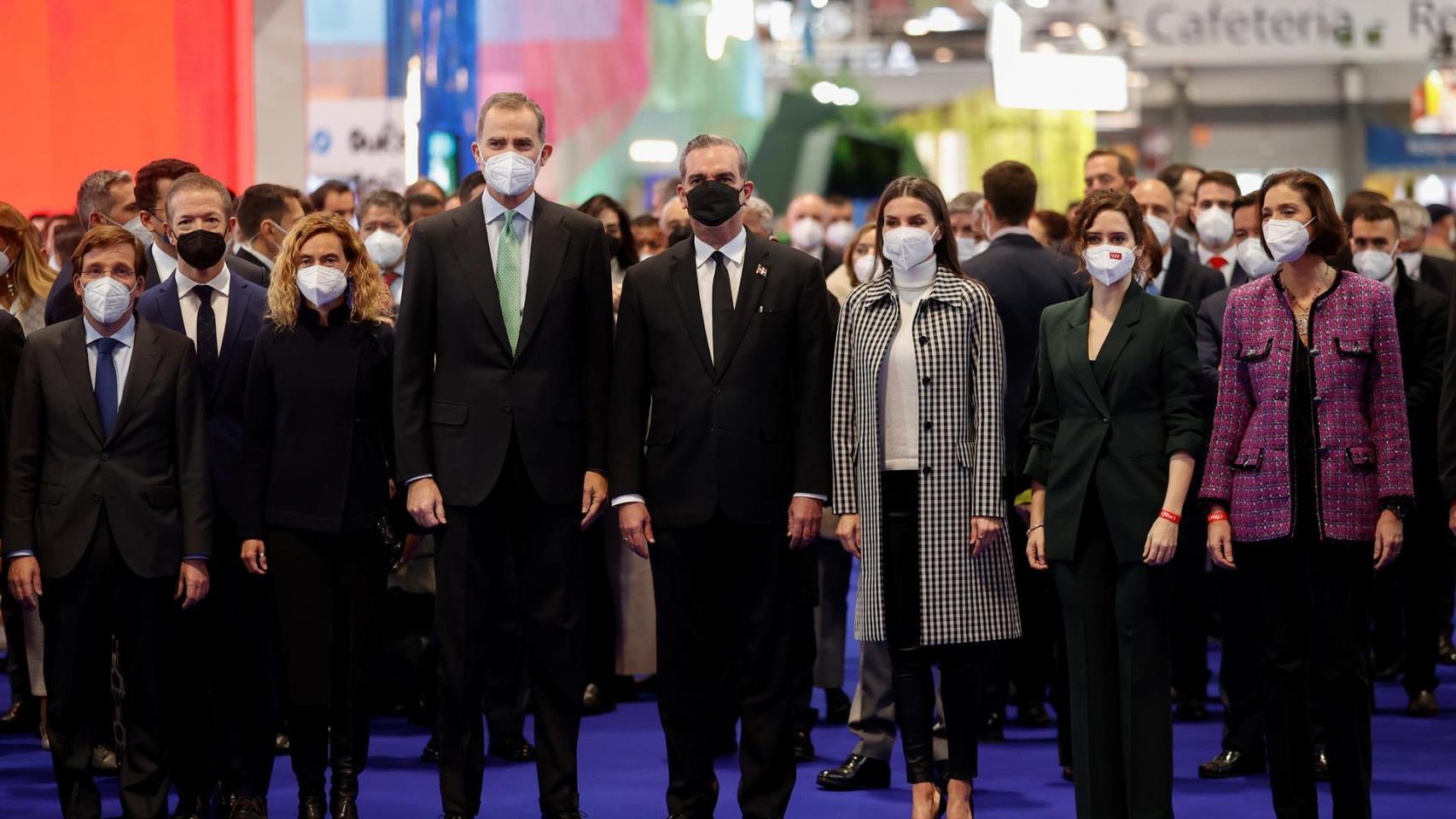 Los reyes de España Felipe VI (3i) y la reina Letizia (3d) posan junto al presidente de la República Dominicana, Luis Rodolfo Abinader (c), el alcalde de Madrid, José Luis Martínez-Almeida (i), la presidenta del Congreso, Meritxell Batet (2i), la presidenta de la Comunidad de Madrid, Isabel Díaz Ayuso (2d), y la ministra de Industria, Comercio y Turismo, Reyes Maroto (d), durante la jornada inaugural de Fitur.