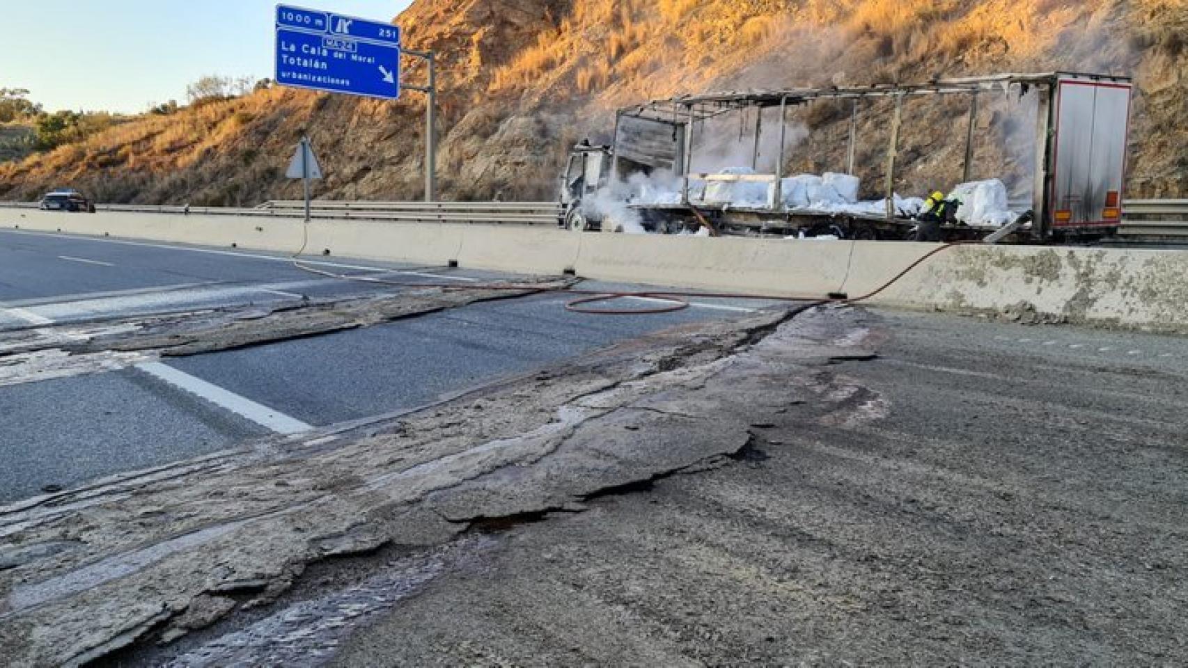 Imagen del camión calcinado en la A-7, a la altura de Rincón de la Victoria.