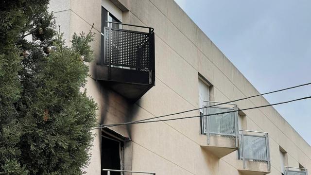 Imagen de un balcón de la residencia calcinado.