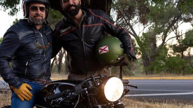 El líder de Vox, Santiago Abascal, junto al senador Jacobo González-Robatto.