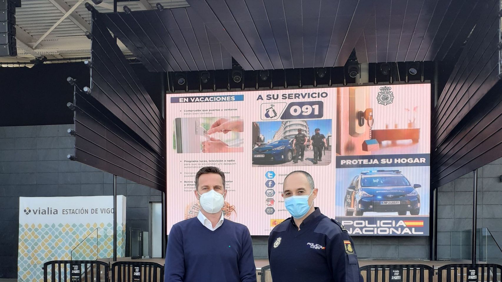 Policía Nacional junto al responsable de Servicios Generales de Vialia.