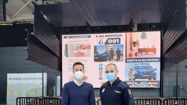 Policía Nacional junto al responsable de Servicios Generales de Vialia.