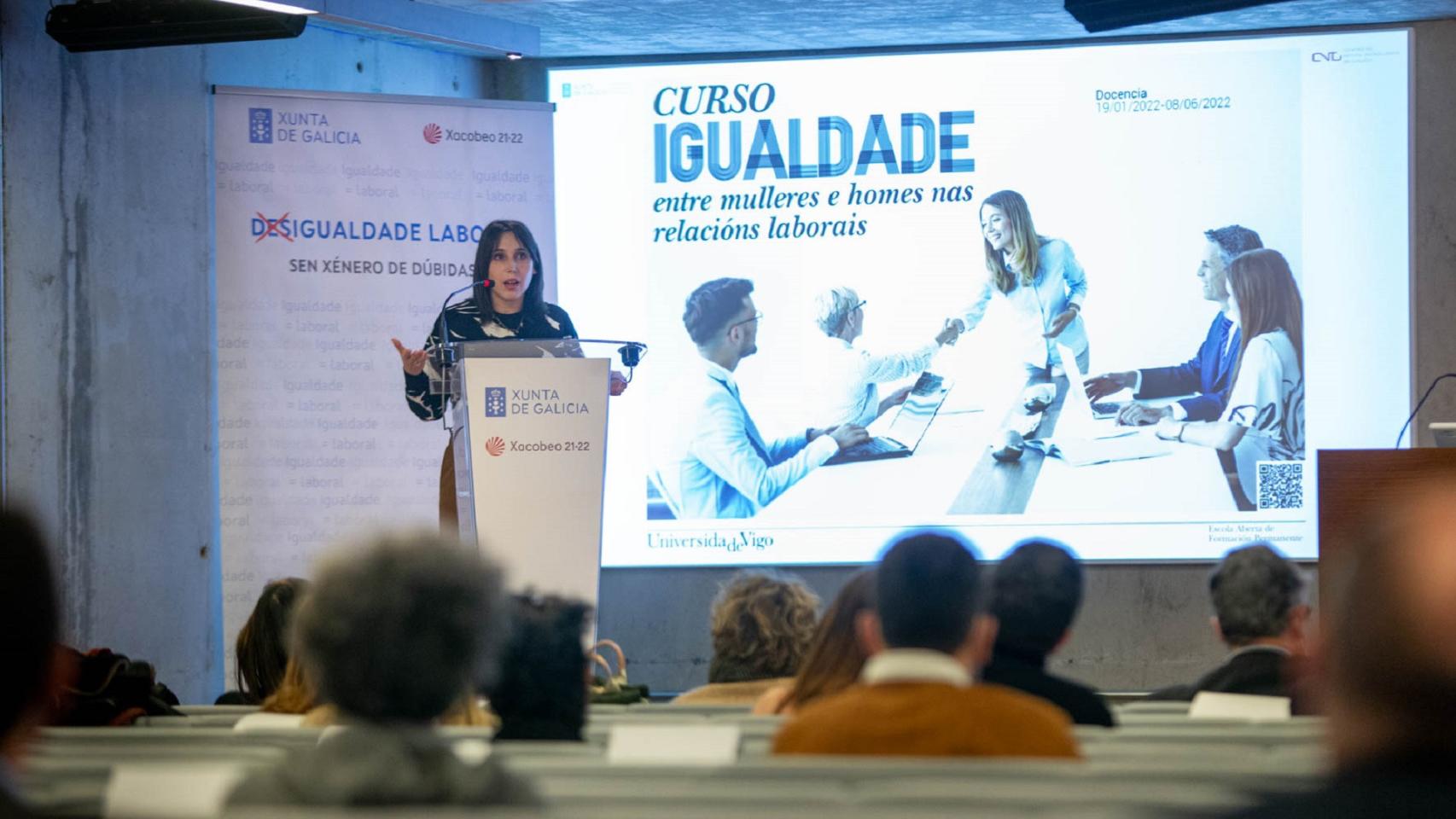 La conselleira de Emprego e Igualdade, María Jesús Lorenzana durante la presentación.