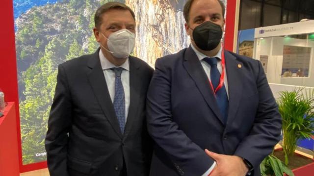 El ministro Luis Planas, junto al alcalde de Guijuelo, Roberto Martín, en FITUR