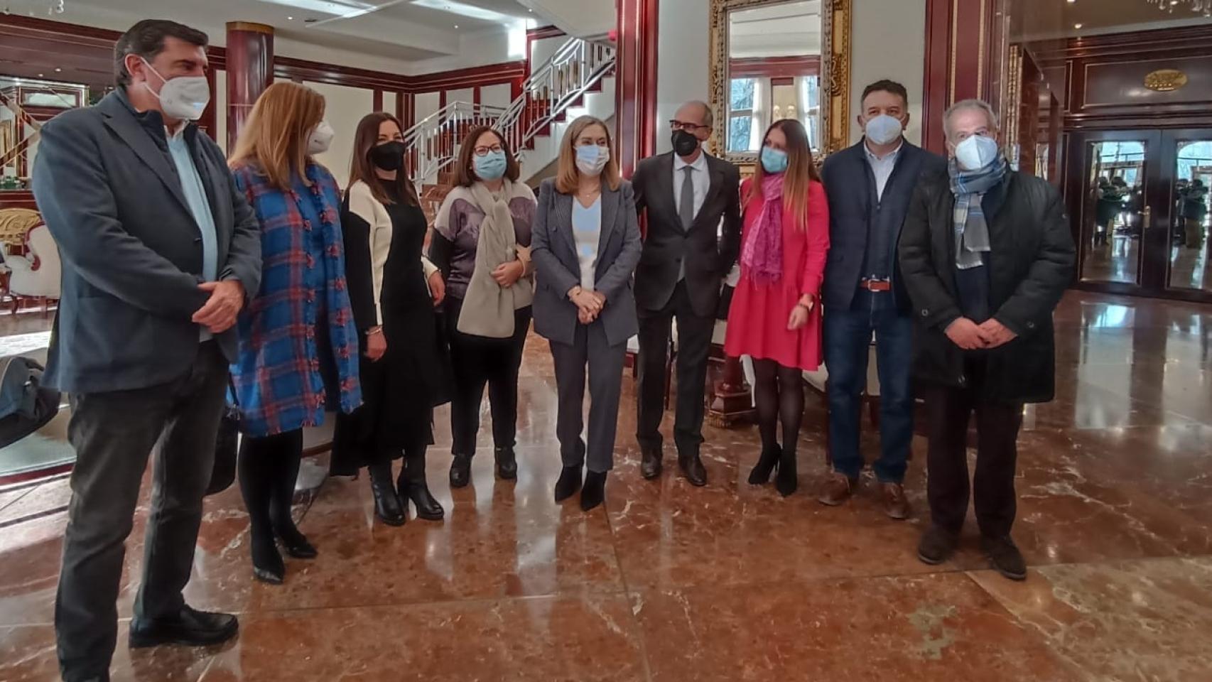 Ana Pastor, en el centro, junto a dirigentes y candidatos del PP de Salamanca
