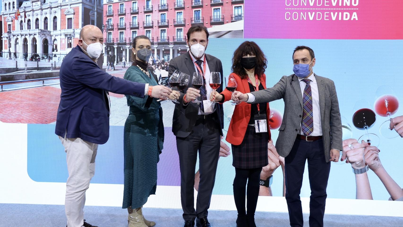 Óscar Puente presenta 'Valladolid con V de vino' con la concejala de Cultura y Turismo, Ana Redondo