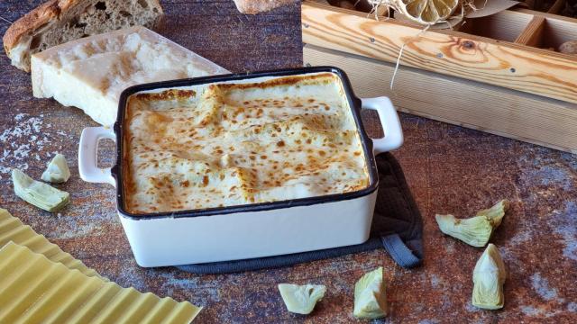 Lasaña de alcachofas y salmón ahumado, receta fácil en vídeo